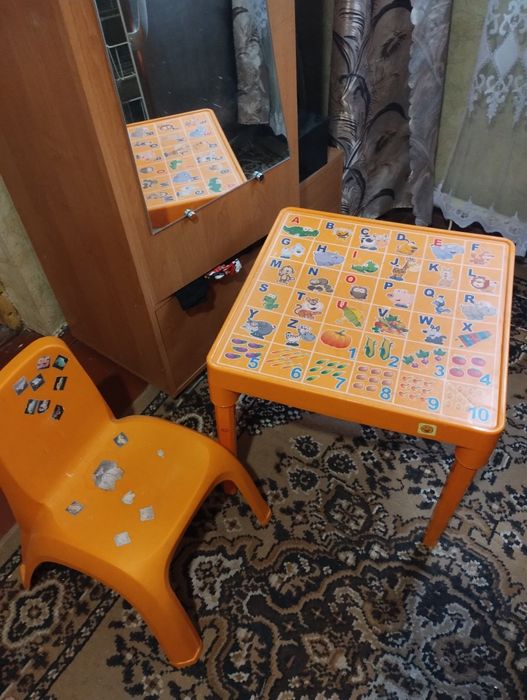 Стіл зі стільцем дитячий