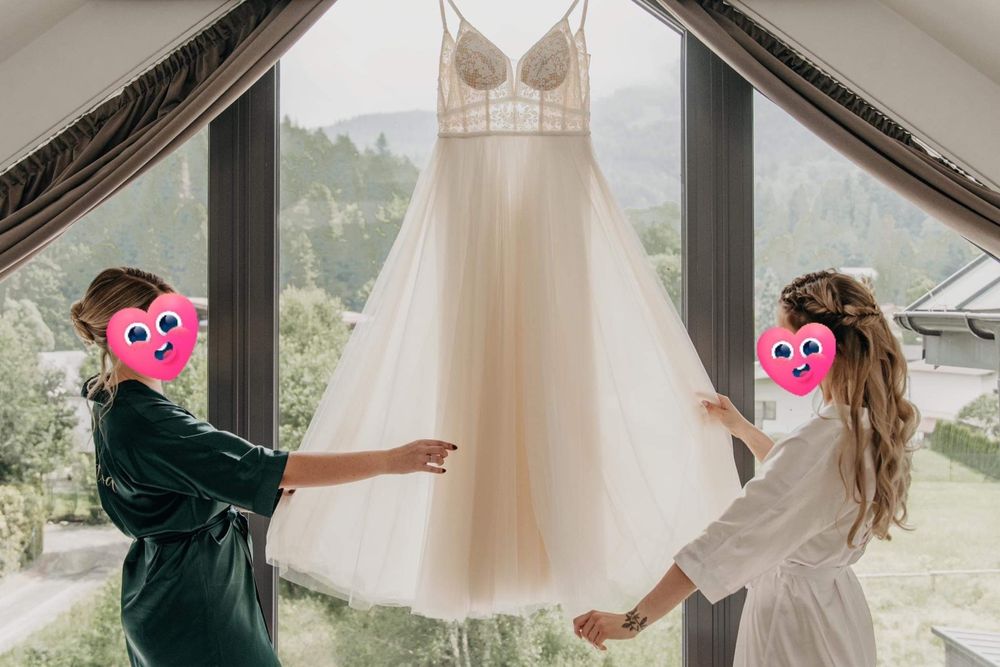 Suknia ślubna ANNAIS w A lekko rozkloszowana na ramiączkach