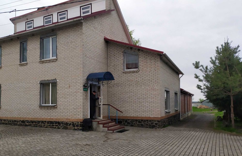 Продам ділянку в комлекті з будівлею, загальною площею 0,38 га