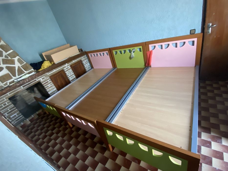 Conjunto Quarto Juvenil (3camas + 3colchões + cómoda + mesa cabeceira)