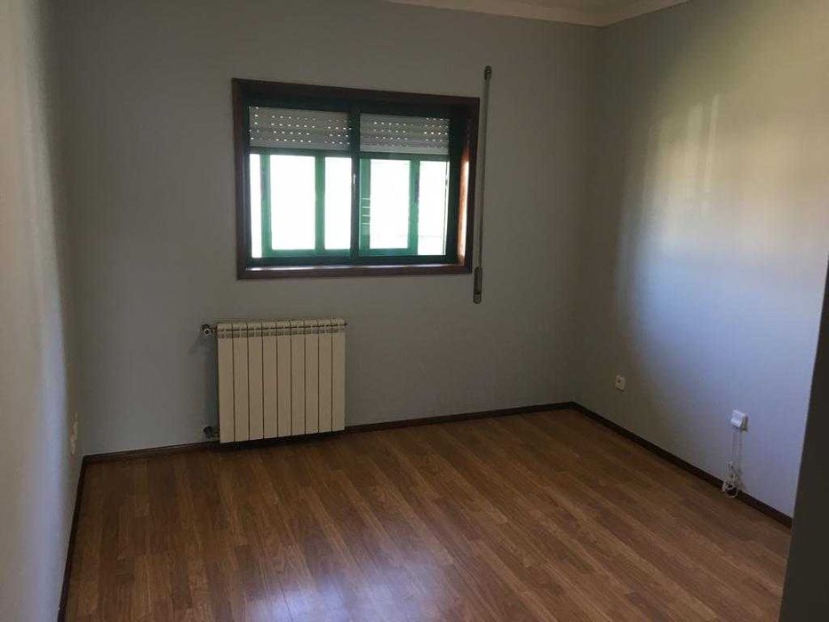 arrenda-se T4+1 duplex - Bustos