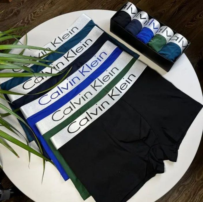 Zestaw 5 męskich bokserek w pudełku prezentowym.