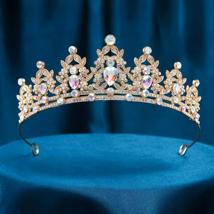 Діадема золотого кольору