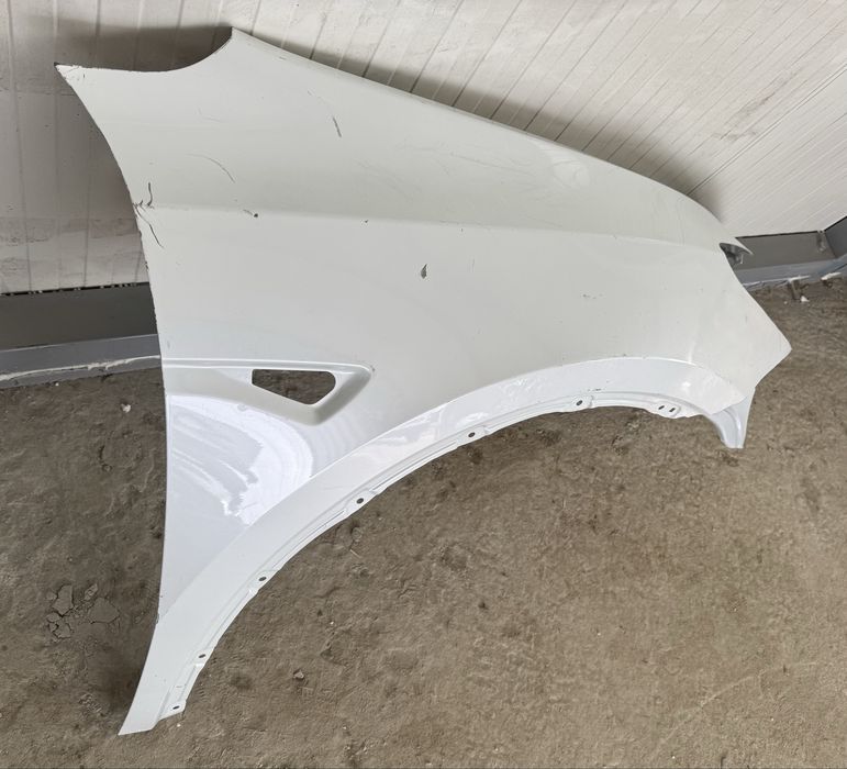 Tesla Model Y крило праве