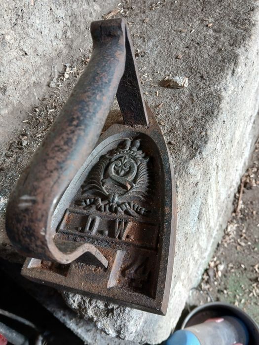 Ferro de engomar antigo