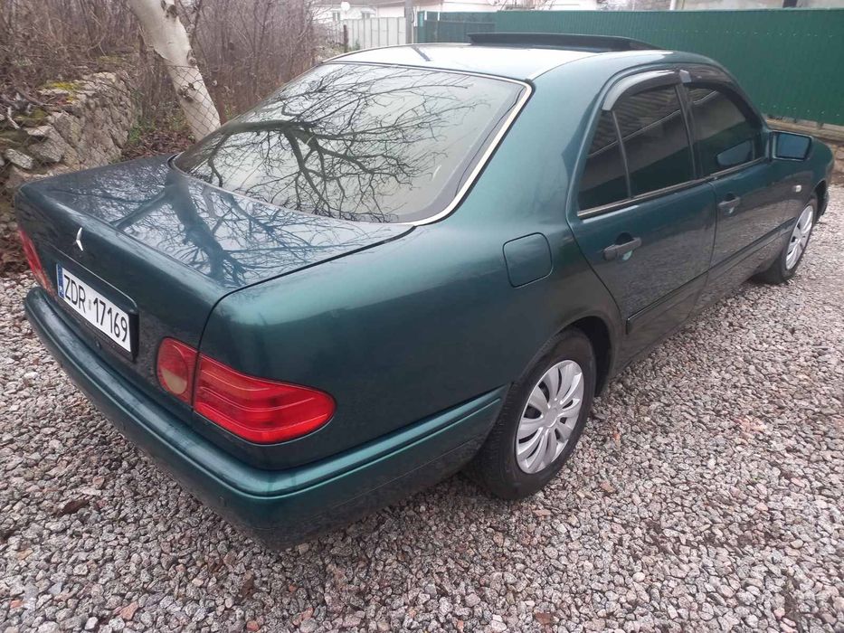 Mercedes-Benz E 210 2.0D