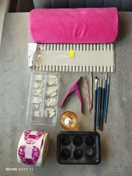 Akcesoria do paznokci poduszka tipsy pędzelki szablony Oliwka