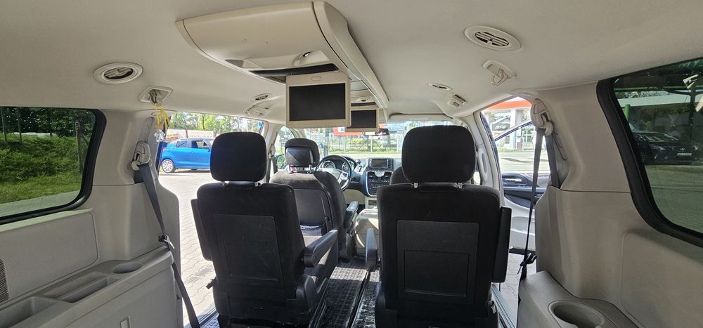 Chrysler Town Country Voyager  7 osób gaz