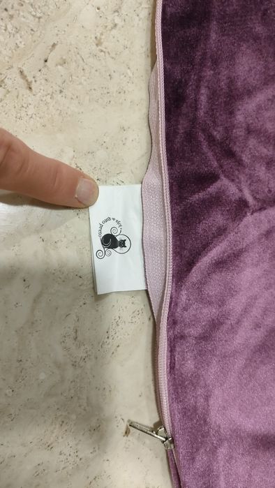 Três fronhas de veludo, novas, do GATO PRETO