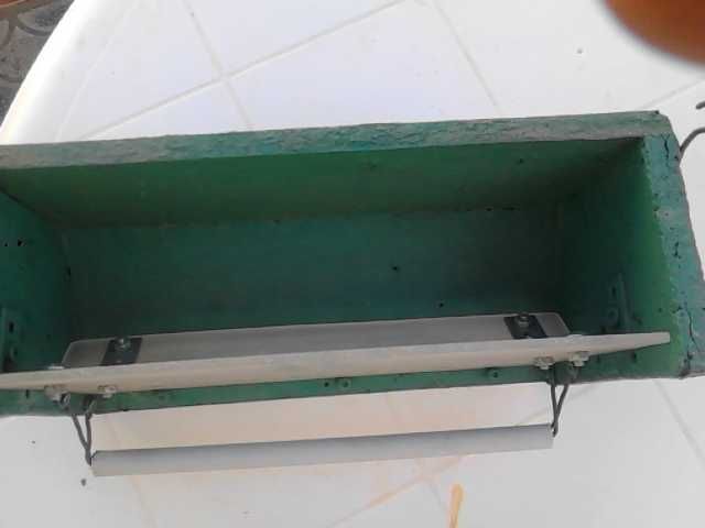 Comedouros e respectivos recipientes para cascas