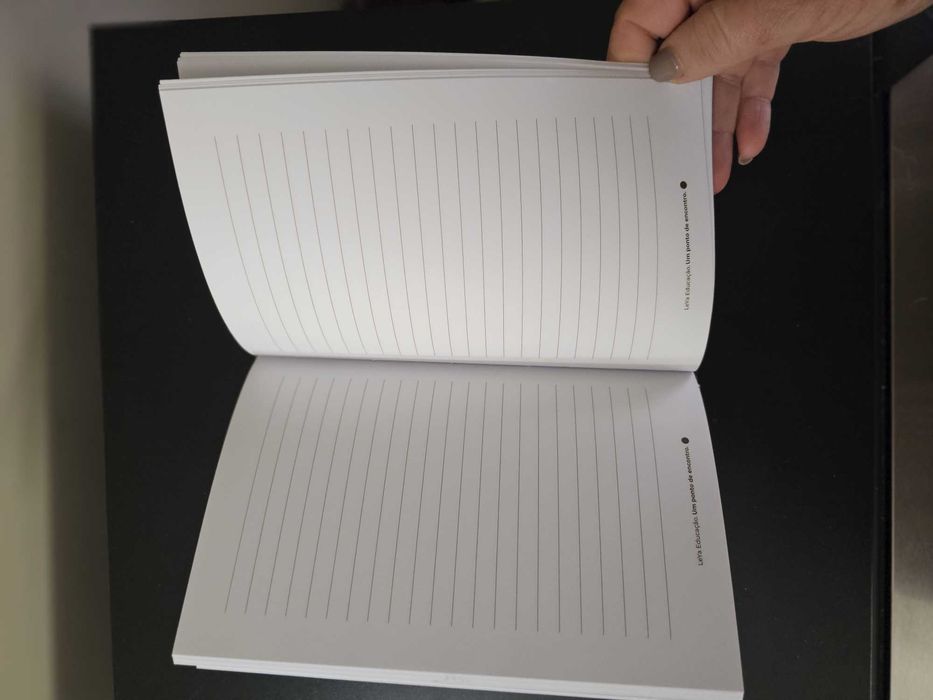 Caderno dourado pautado