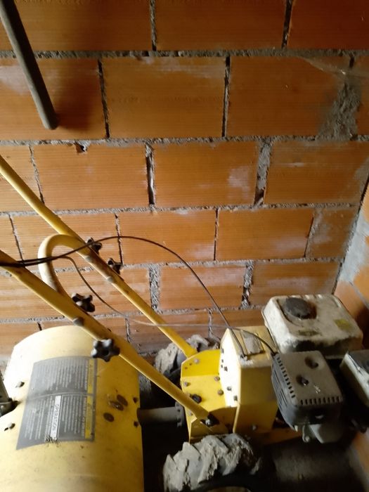 Vende se maquina de virar terra