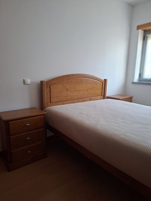 Cama s/colchão  mais mesas de cabeceira s