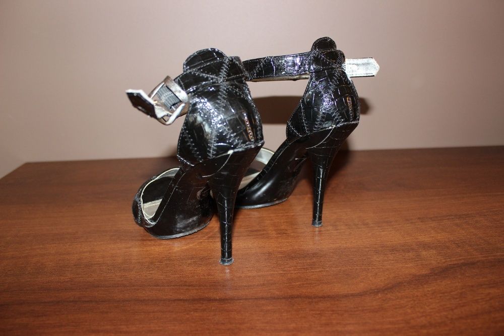 Sandały szpilki lakierowane rozmiar 38
