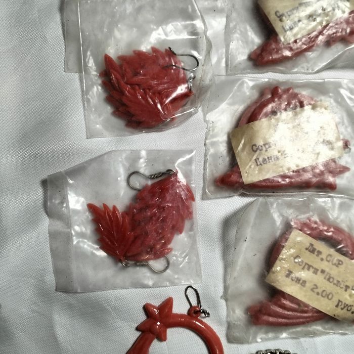 Серьги винтаж СССР, Лит. ССР, модели Звезда и Полет, пластик, новые с бирками.