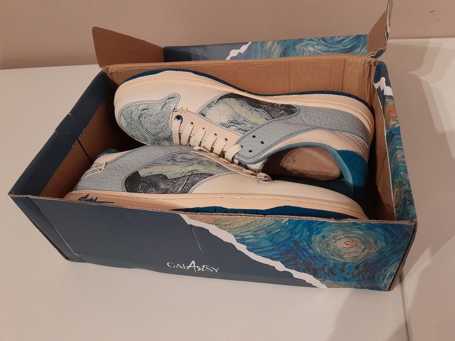 Buty inspirowane obrazem Vincenta van Gogha "Gwiaździsta Noc"