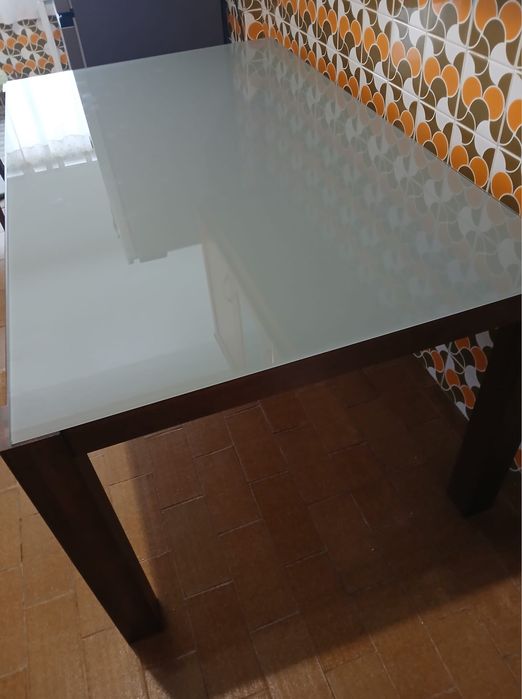 Mesa com vidro fosco e madeira maciça