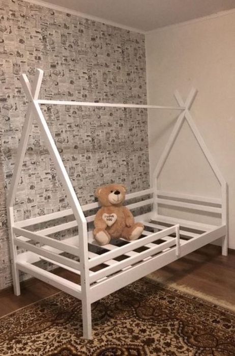 Изготовим кровать  домик  из натурального дерева