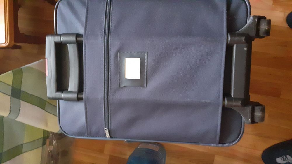 Чемодан на колесиках.