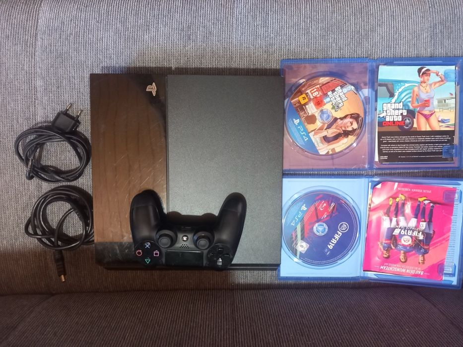 Ps4 com 1 comando e 2 jogos