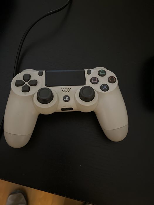 Playstation 4 e dois comandos