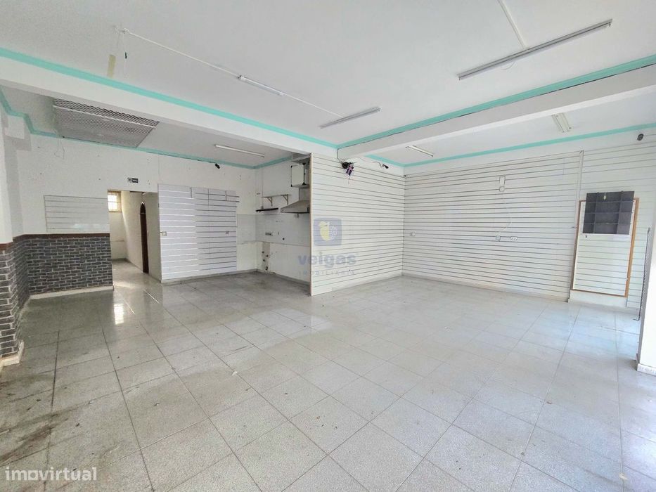 Loja ampla com espaço de estacionamento e arrecadação a poucos minutos
