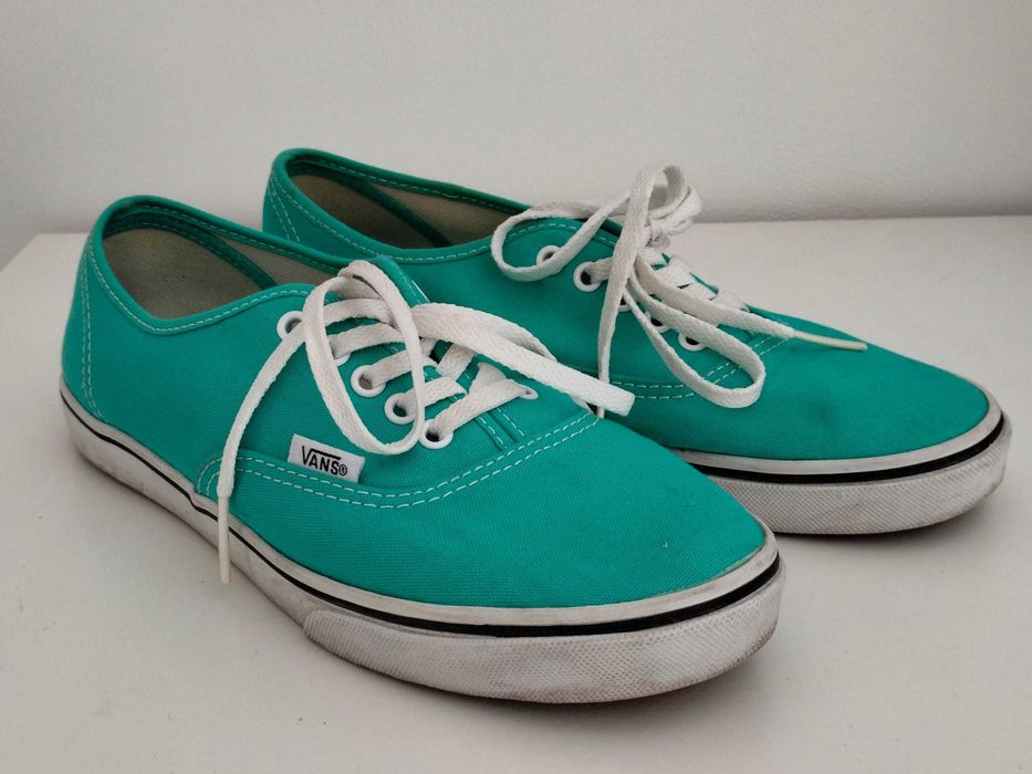 Par de sapatos Vans, tamanho 37.