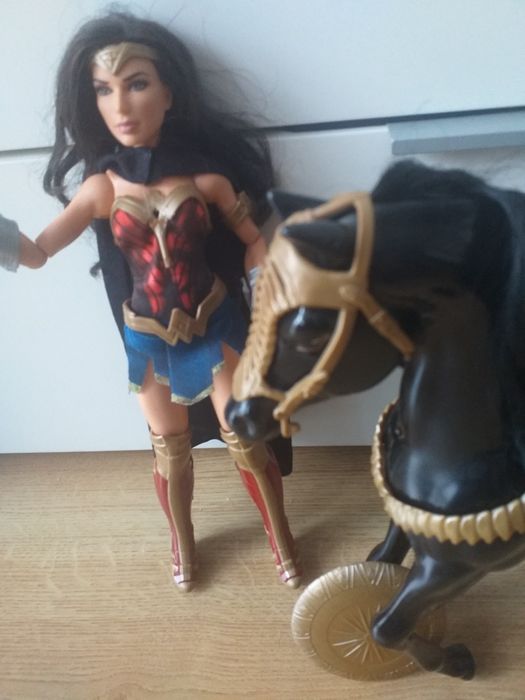 Lalka wonder woman I koń