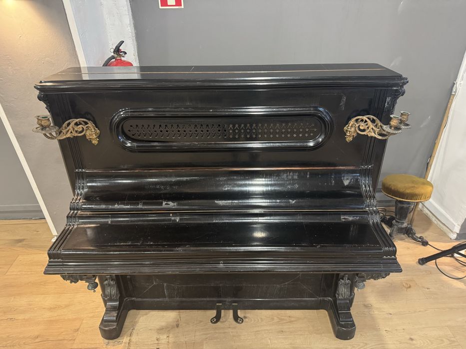 Piano acustico vertical