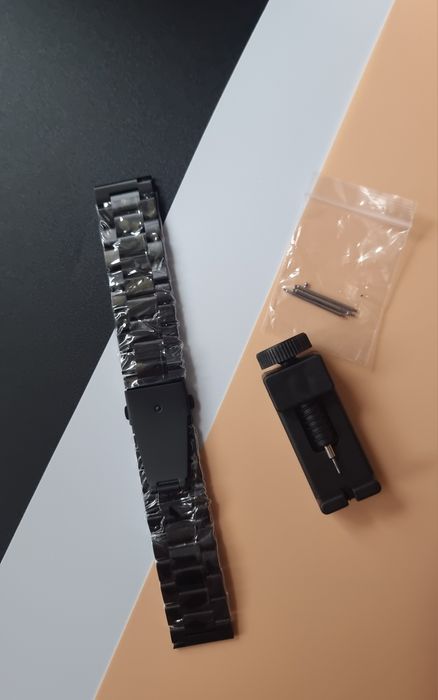 Metalową bransoletę do zegarka o szerokości 22 mm w kolorze czarnym