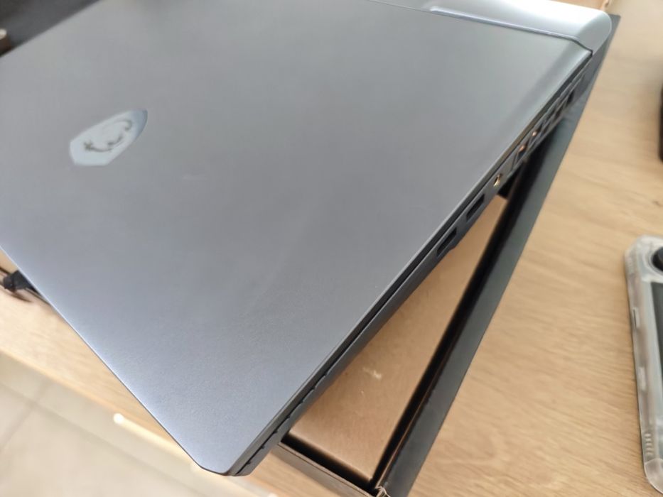 Mocny MSI Vector 16 , RTX 5070TI , Intel ultra 9 , 32/2tb nowy