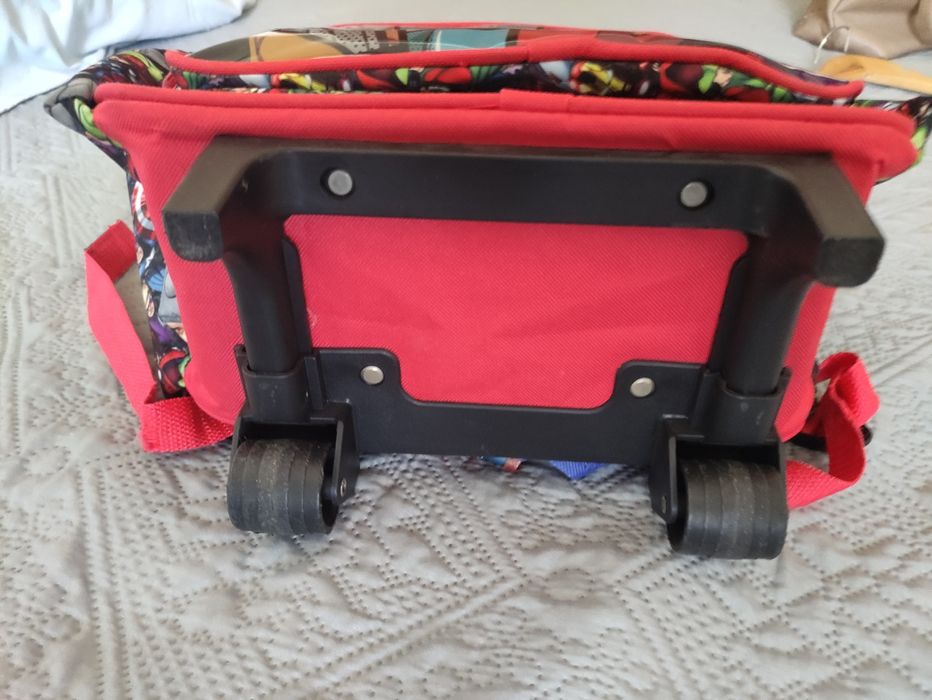 Mochila trolley avengers muito bom estado