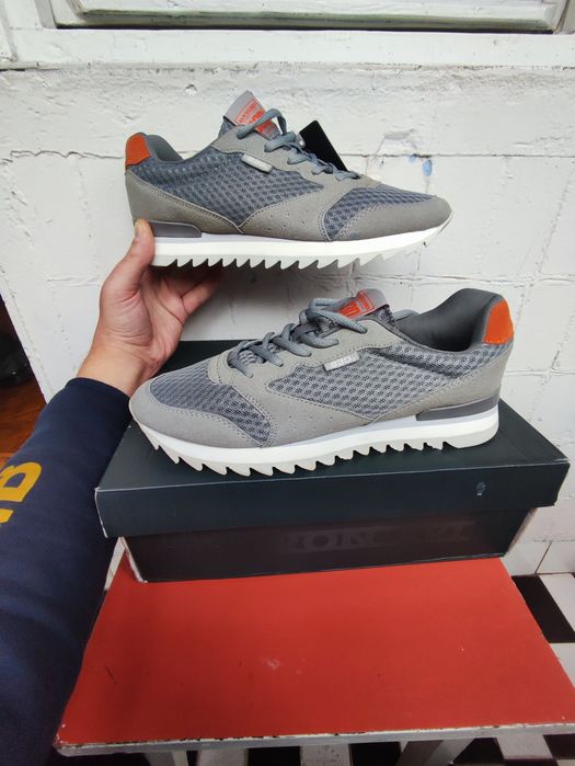 Продам кроссовки