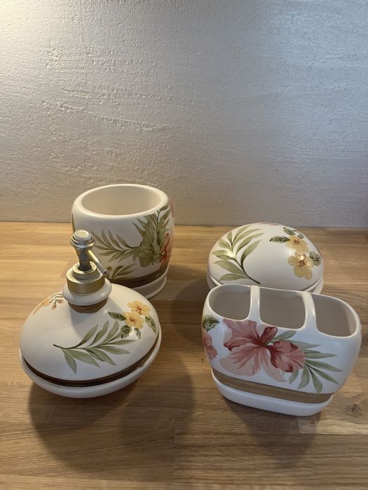 Zestaw ceramiczny akceriow lazienkowych