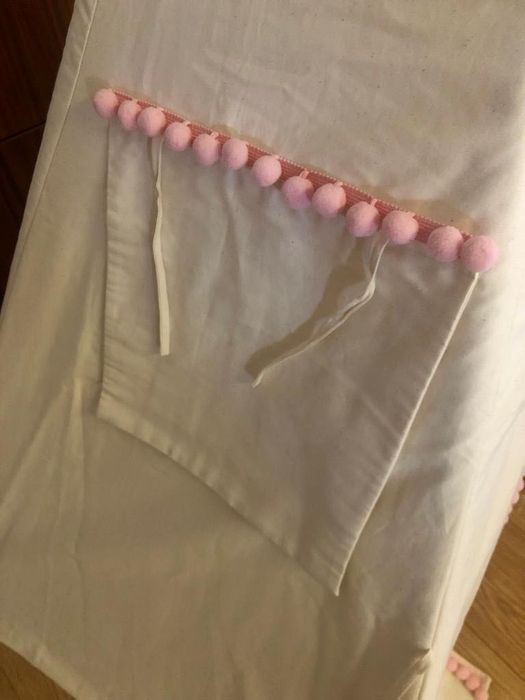 Teepee (tenda) creme com pompons cor de rosa