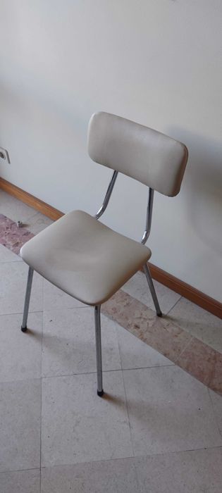 Cadeira em metal e esponja