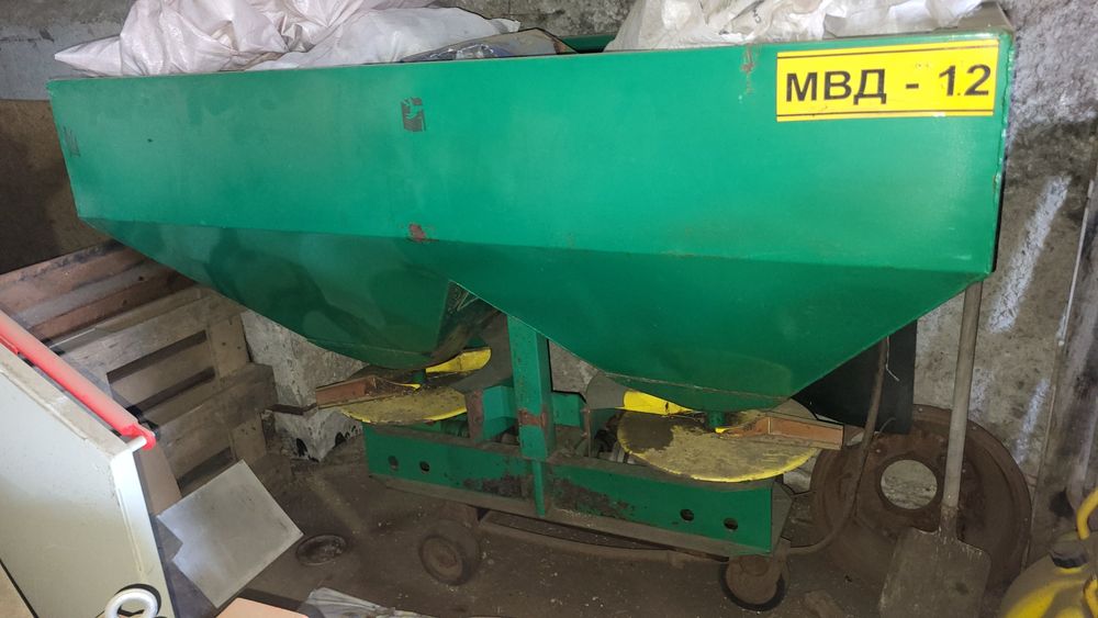 розкидувач мінеральних добрив МВД-12