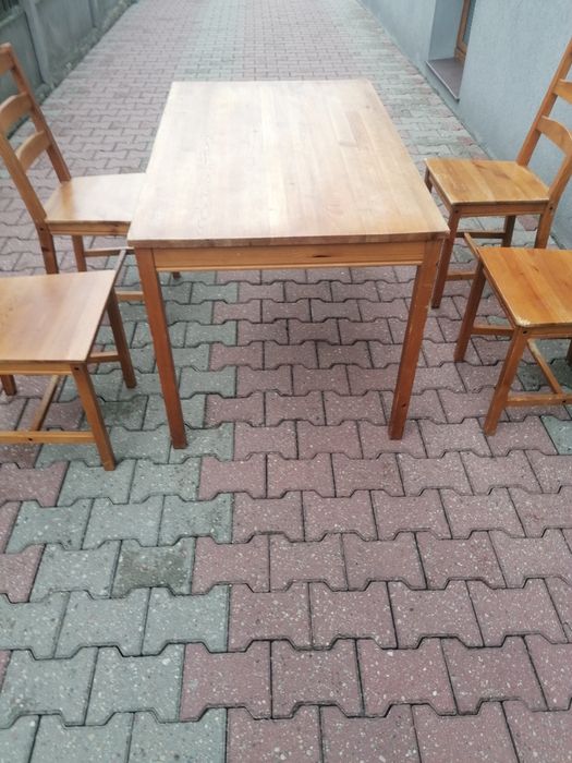 Stół drewniany Ikea sosnowy z krzesłami