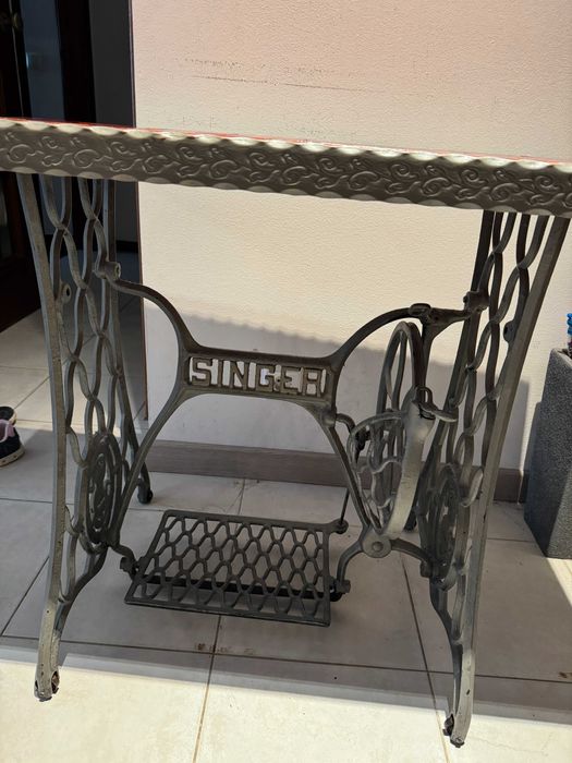 Mesa singer com tampo em ferro forjado revestido em vidrado