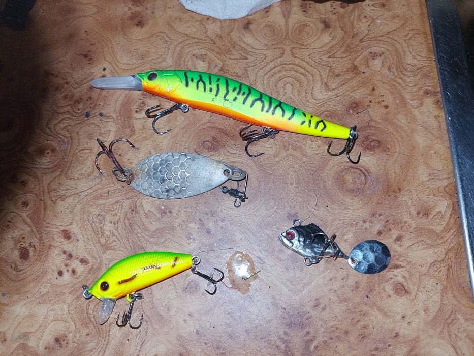 Фідер  блесна    .