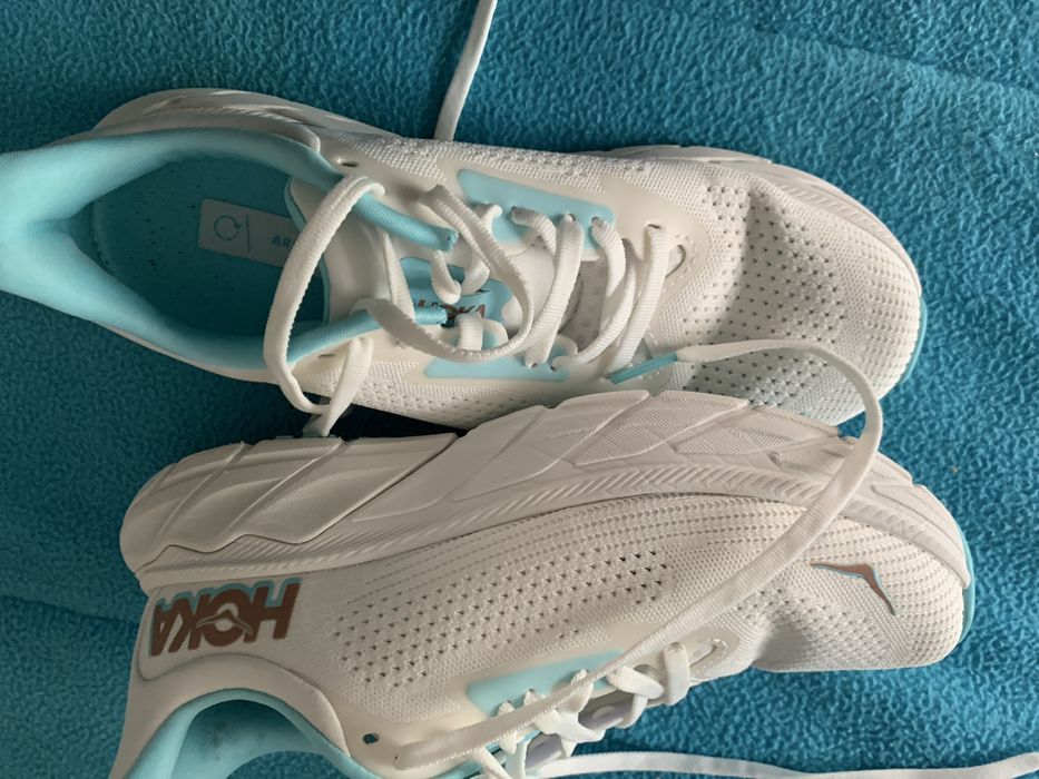 Tenis Hoka modelo arahi7