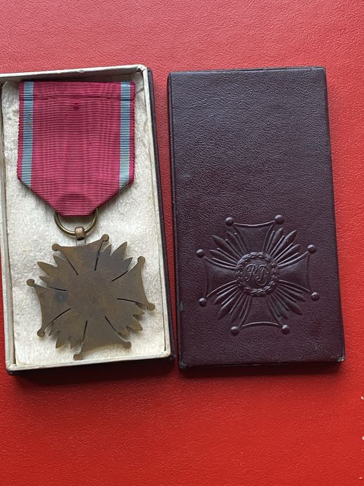 Brązowy Krzyż Zasługi II RP z etui
