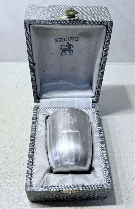 Antigo copo francês Ercuis com banho em prata contrastada