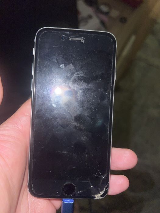 Iphone 6s  wlacza sie