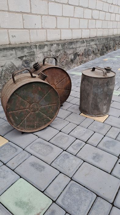 Продам каністри 10 л