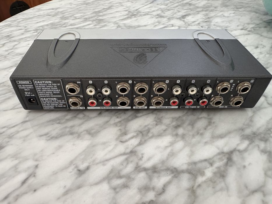 Behringer Mini MON - Monitor matrix mixer