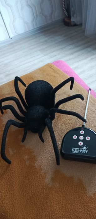 Радіокерований павук Black Widow з пультом