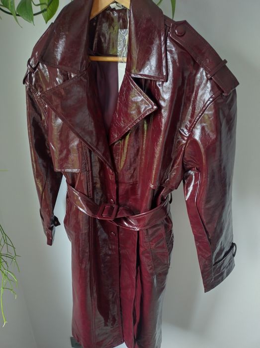 Burgubdowy trencz lakierowana eko skóra MOCHY