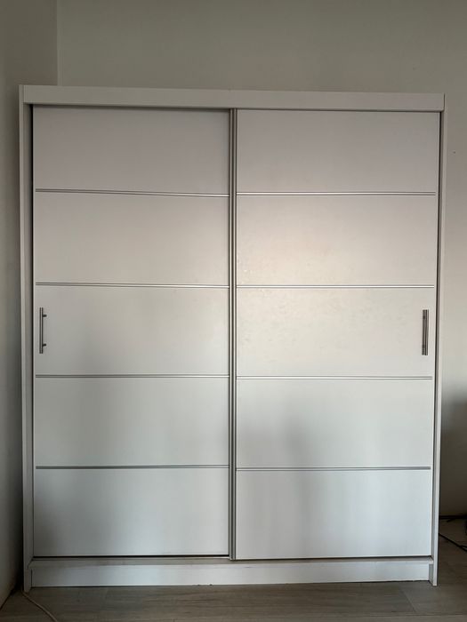 Duża szafa biała rozsuwana