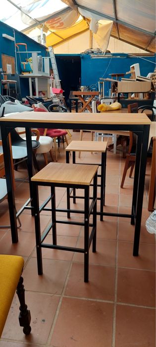 Mesa alta com bancos